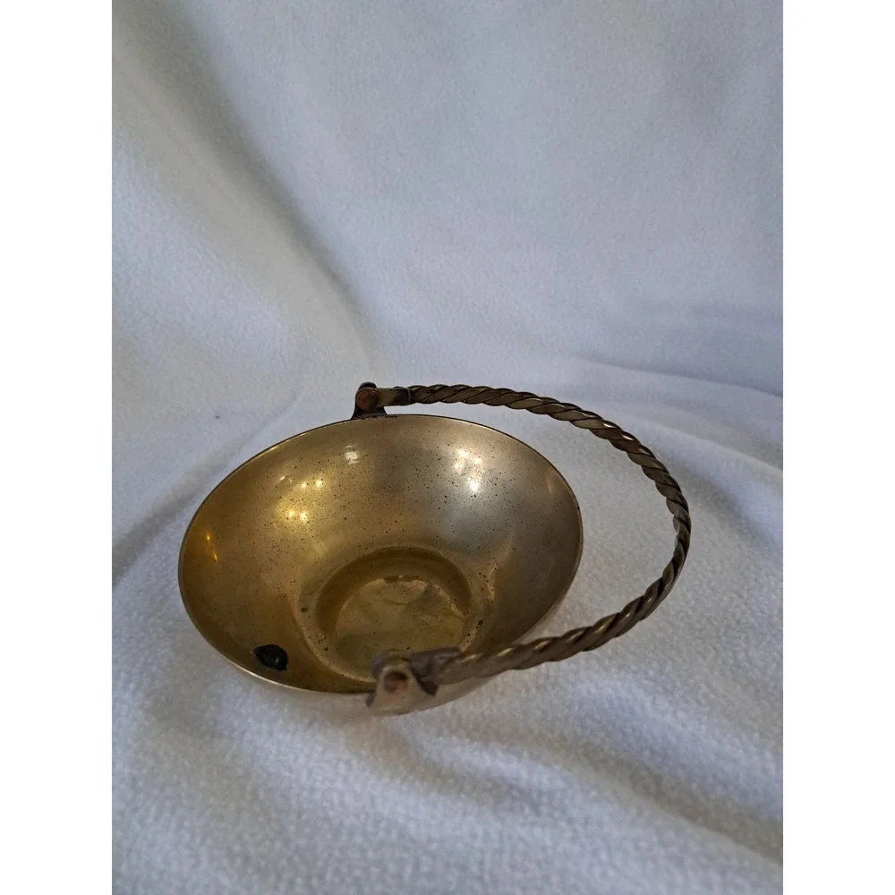 Solid brass candy dish, potpourri bowl, etc. Handcrafted in India Handle folds‎